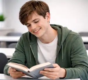 Student liest ein Buch